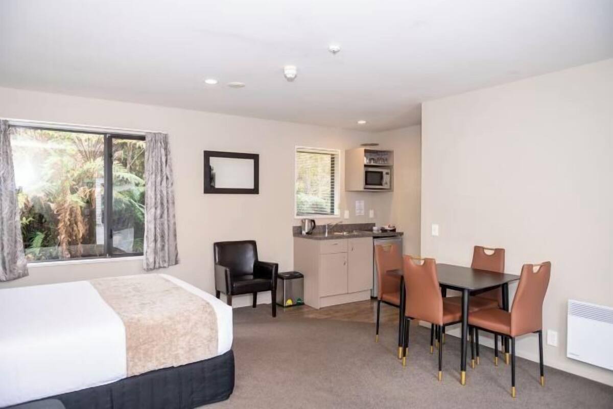 Premium bedding, pillowtop beds, iron/ironing board, WiFi (free)