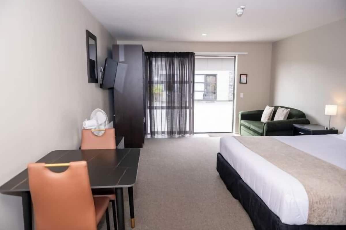 1 bedroom, premium bedding, pillow-top beds, individually furnished