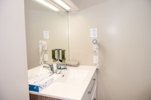Standard Studio | Bathroom | Shower, eco-friendly toiletries, hair dryer, towels - 58 On Cron Motel (Franz Josef Glacier)