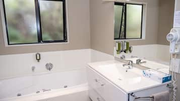 Ducha, artículos de tocador ecológicos, secador de pelo, toallas