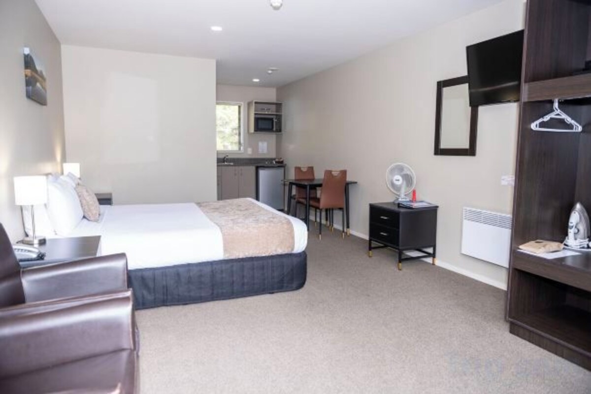 Premium bedding, pillowtop beds, iron/ironing board, WiFi (free)