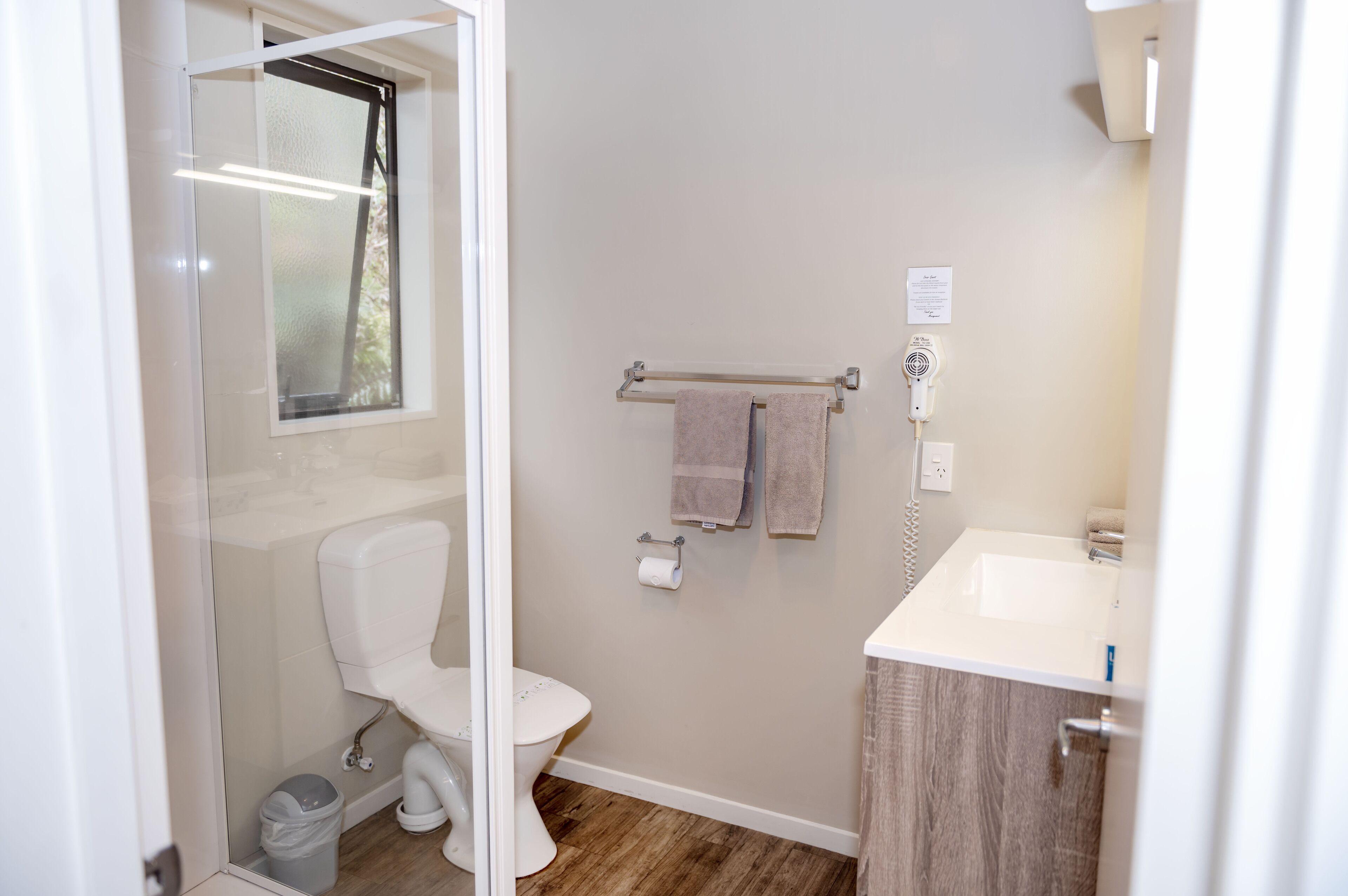 Un baño moderno con inodoro, bidé y lavamanos.
