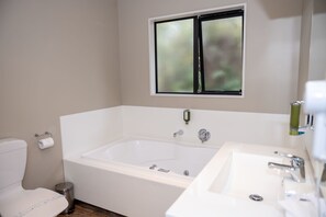 King Spa Studio | Bathroom | Shower, eco-friendly toiletries, hair dryer, towels - 58 On Cron Motel (Franz Josef Glacier)