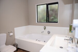 King Spa Studio | Bathroom | Shower, eco-friendly toiletries, hair dryer, towels