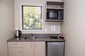 King Studio | Private kitchenette | Mini-fridge, microwave, electric kettle, toaster - 58 On Cron Motel (Franz Josef Glacier)