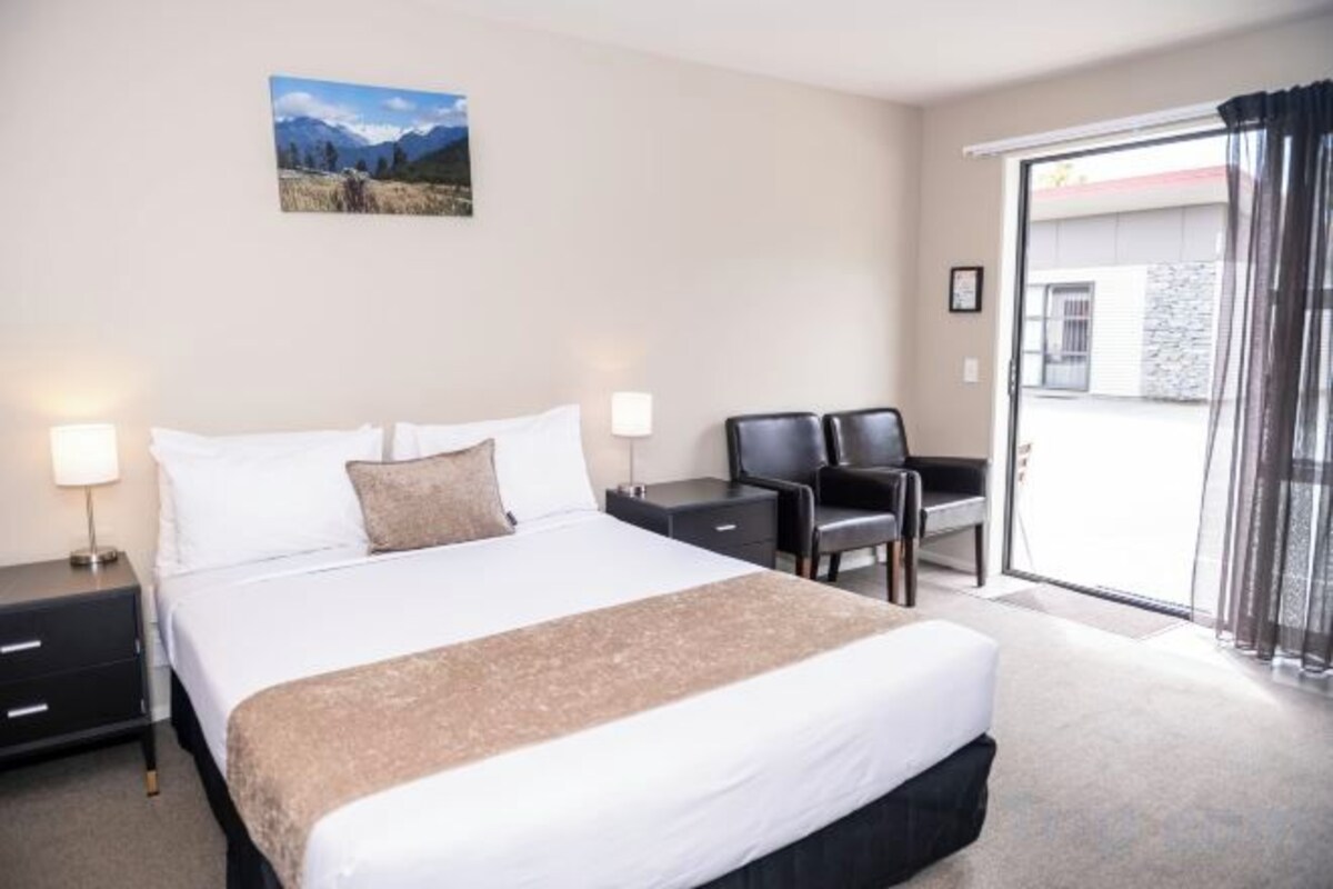 Premium bedding, pillowtop beds, iron/ironing board, WiFi (free)