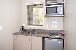 King Spa Studio | Private kitchenette | Mini-fridge, microwave, electric kettle, toaster