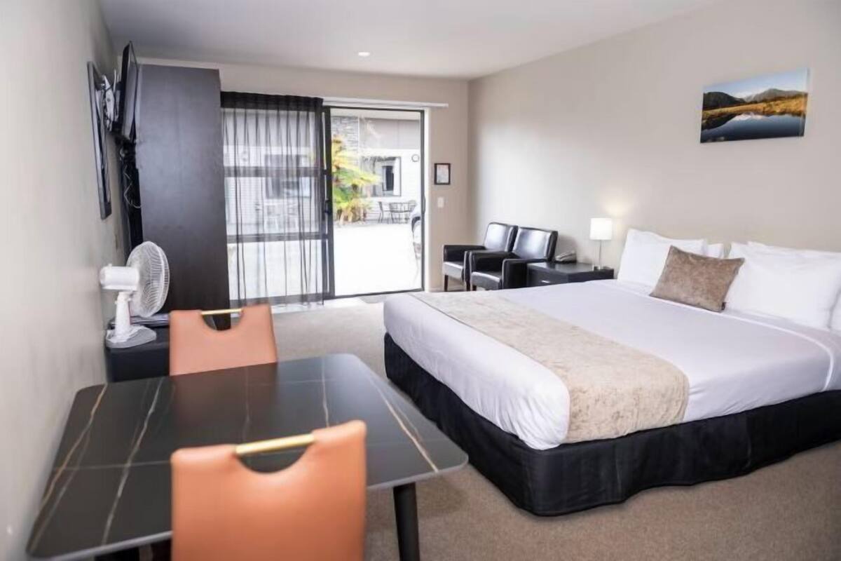 Premium bedding, pillowtop beds, iron/ironing board, WiFi (free)