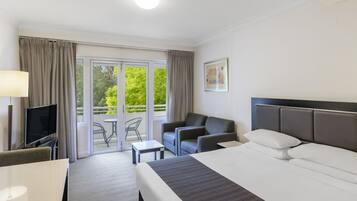 Executive Studio with Balcony | Desk, iron/ironing board, free WiFi