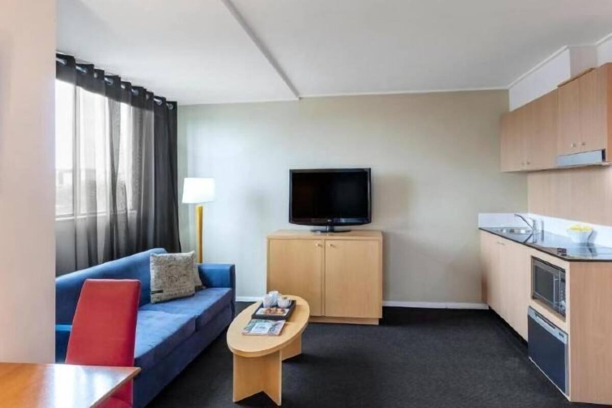 Living area | 32-inch flat-screen TV with digital channels, TV