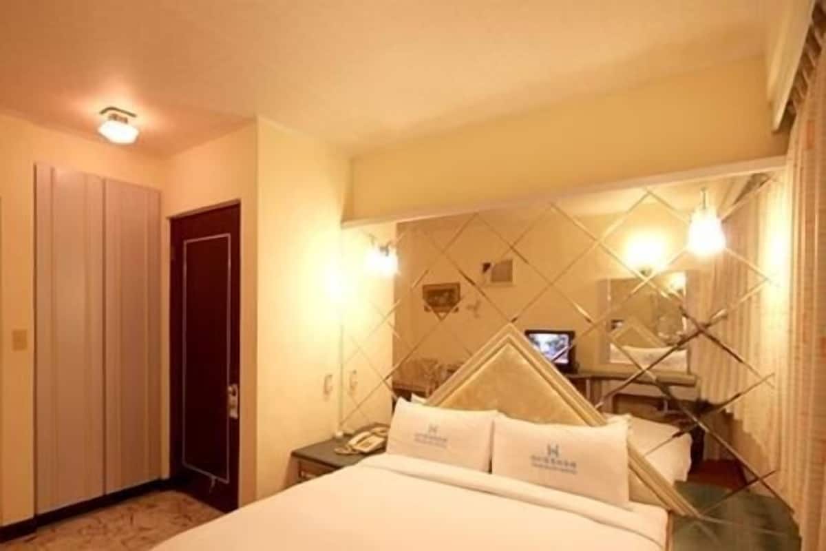 Desk, blackout curtains, free WiFi, bed sheets