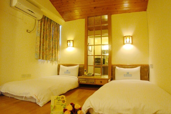 Twin Room, 2 Twin Beds | Desk, blackout drapes, WiFi (free), bed sheets