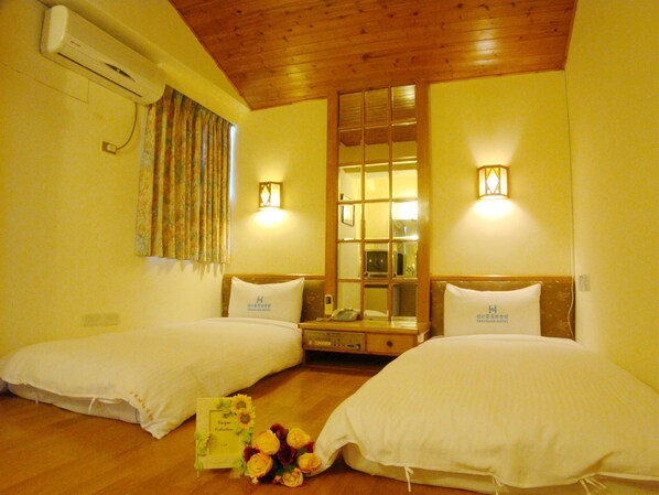 Twin Room, 2 Twin Beds | Desk, blackout drapes, free WiFi, bed sheets