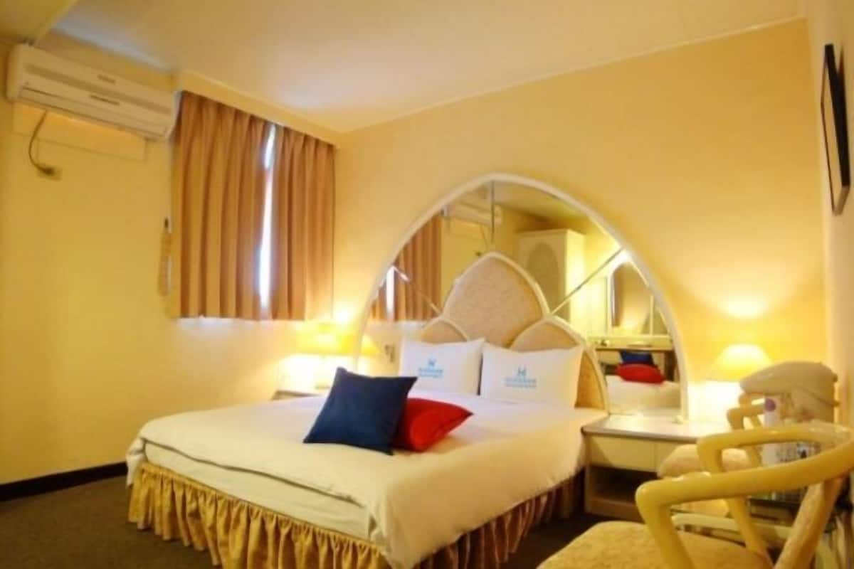 Desk, blackout curtains, free WiFi, bed sheets