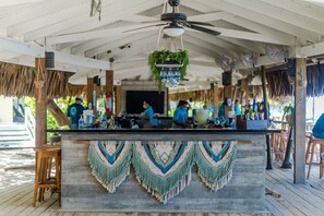 2 bares, bar en la playa