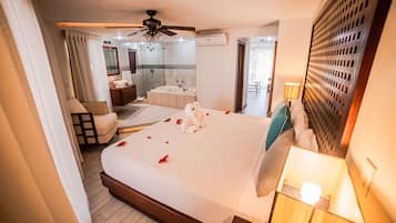 Honeymoon Suite | Premium bedding, minibar, in-room safe, blackout drapes