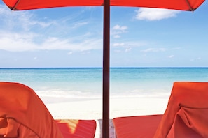 Sur la plage, sable blanc, cabana (gratuite), chaise longue