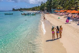Ubicación a pie de playa, arena blanca y cabañas de uso gratuito