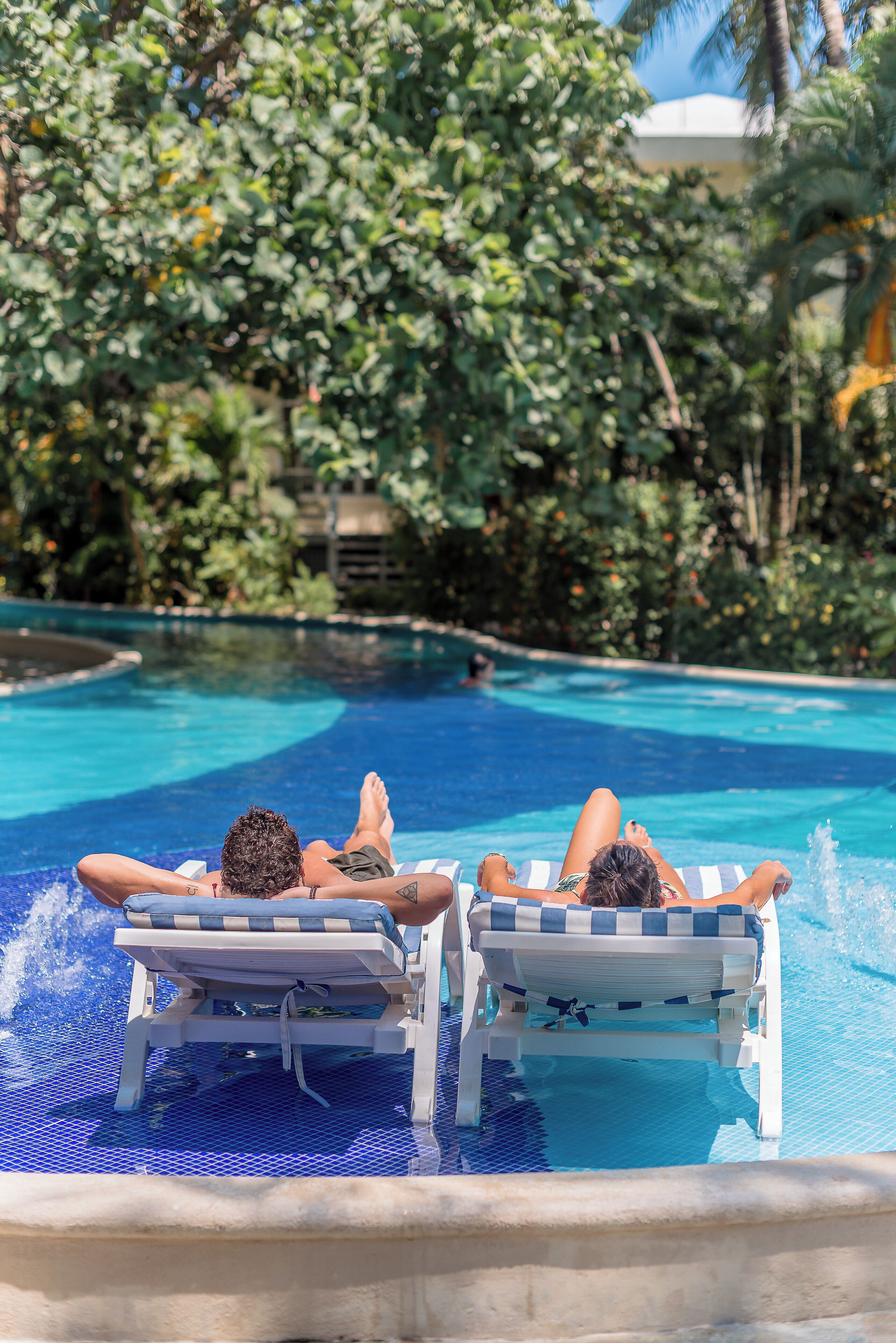 2 ulkouima-allasta, aurinkovarjoja, aurinkotuoleja