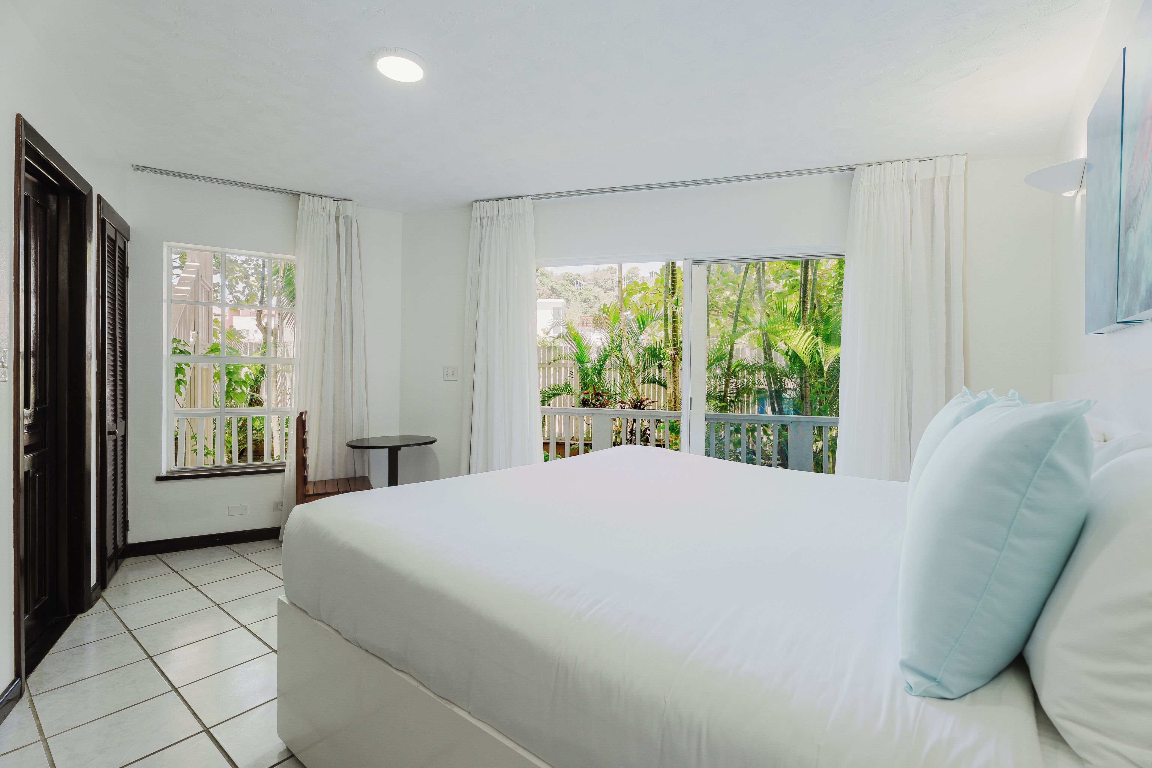 balcony condo one king room | 3 bedrooms, premium bedding, minibar, in-room safe