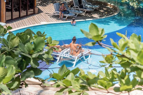 2 piscines extérieures, parasols de plage, chaises longues