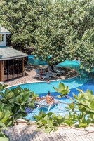 2 Außenpools, Sonnenschirme, Liegestühle