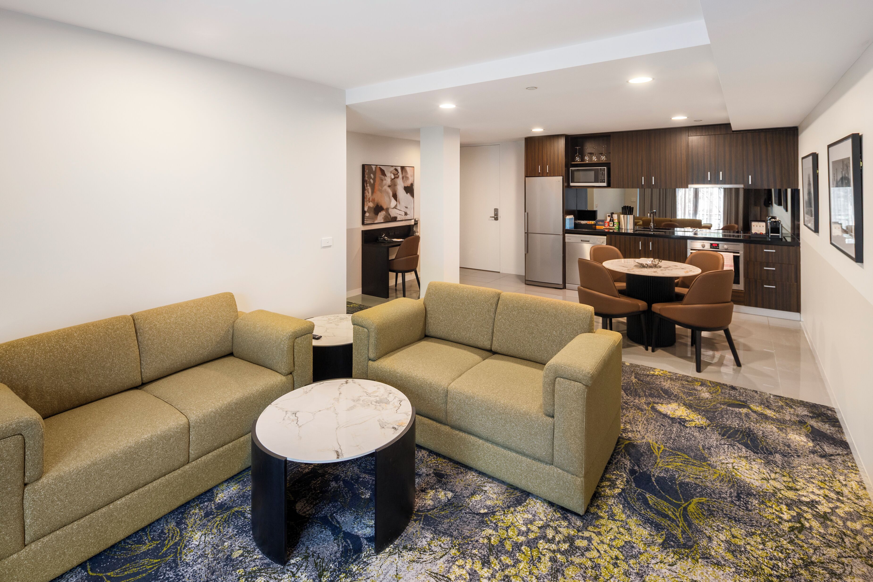 Apartemen Deluks, 2 kamar tidur | Seprai premium, bantalan ekstra lembut, brankas, dan meja kerja