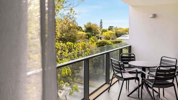 Sengetøy av topp kvalitet, senger med overmadrass og safe på rommet