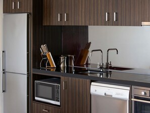 Apartemen, 2 kamar tidur | Seprai premium, bantalan ekstra lembut, brankas, dan meja kerja