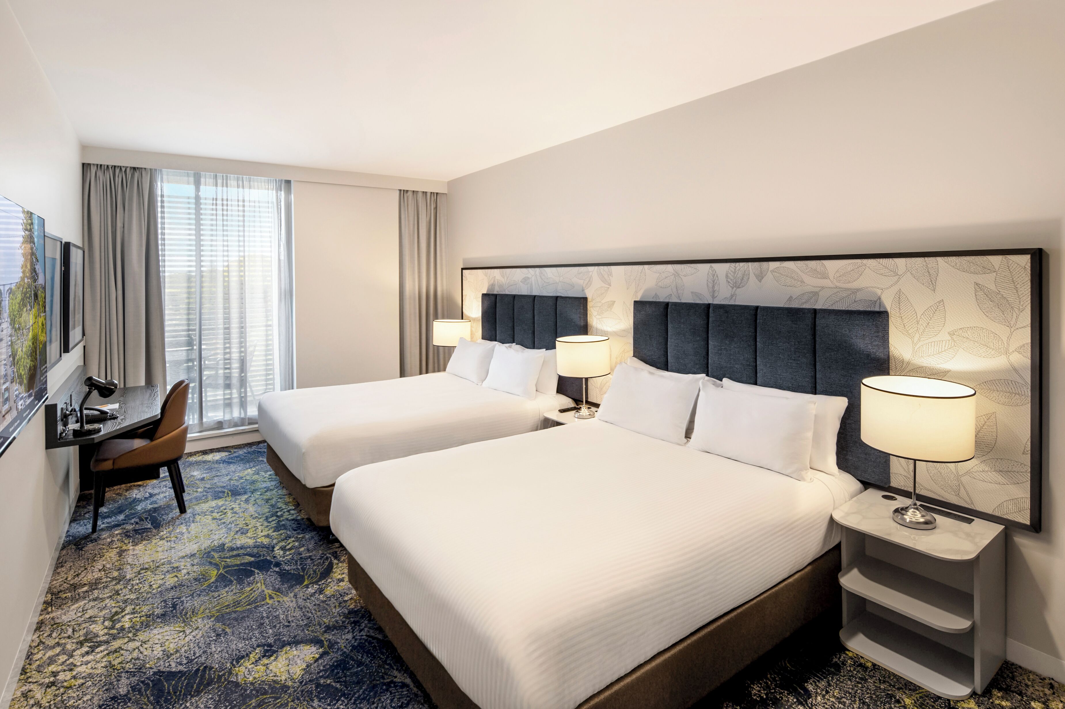 Kamar Deluks, 2 Tempat Tidur Queen | Seprai premium, bantalan ekstra lembut, brankas, dan meja kerja