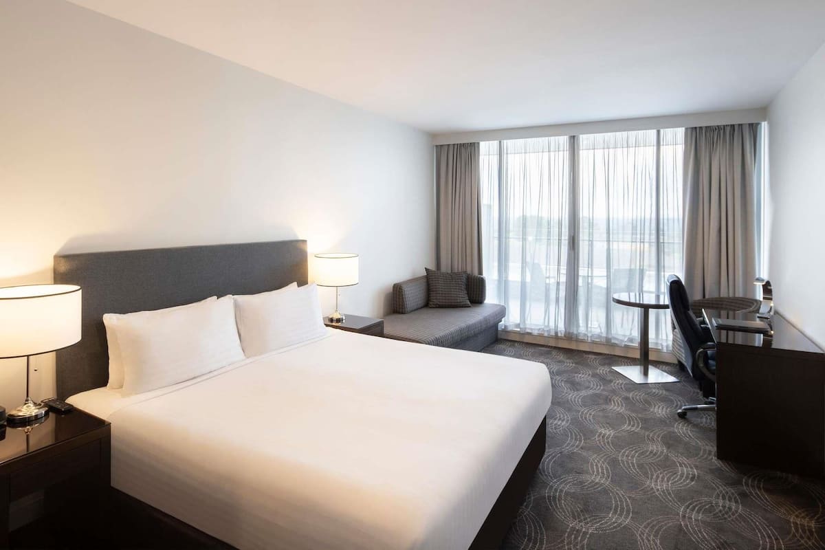 Deluxe Room, 1 King Bed | Premium bedding, pillow-top beds, in-room safe, desk