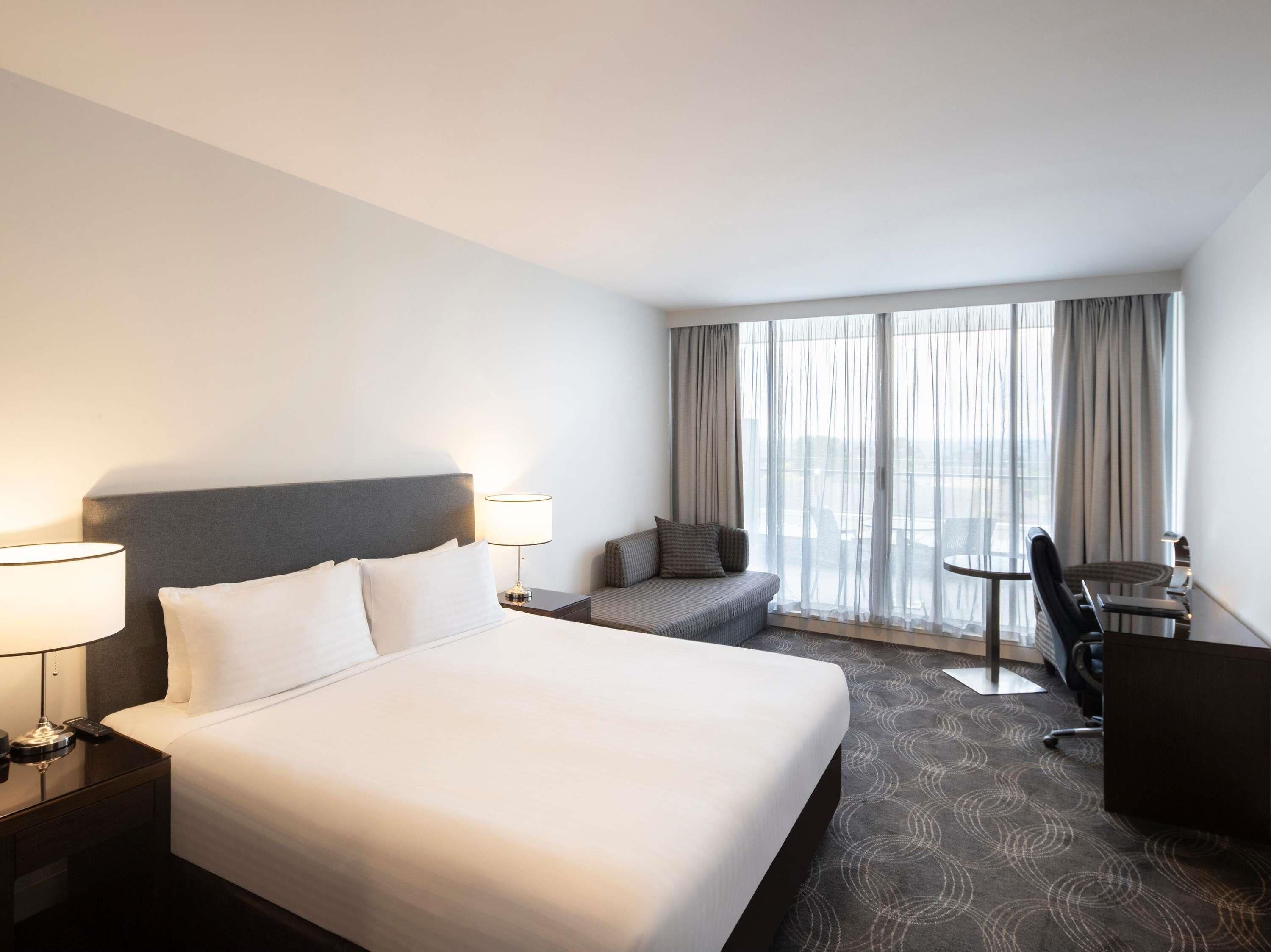 أغطية فراش متميزة وأسرّة بطبقة علوية مريحة وخزنة داخل الغرفة ومكتب