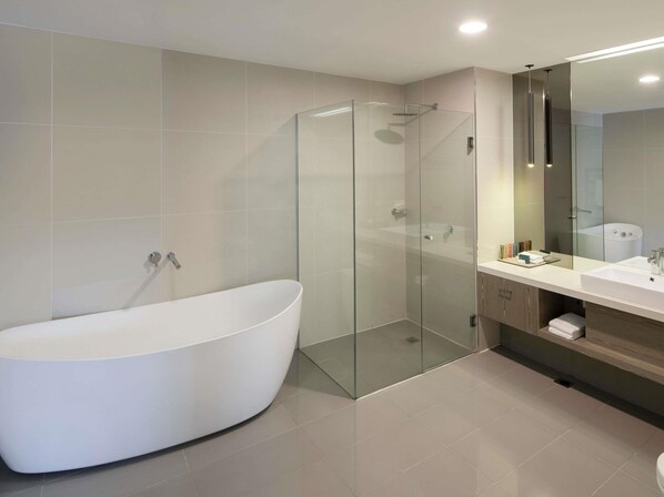 Apartemen Deluks, 1 kamar tidur (and Spa bath) | Kamar mandi | Shower, pancuran hujan,  dan perlengkapan mandi desainer