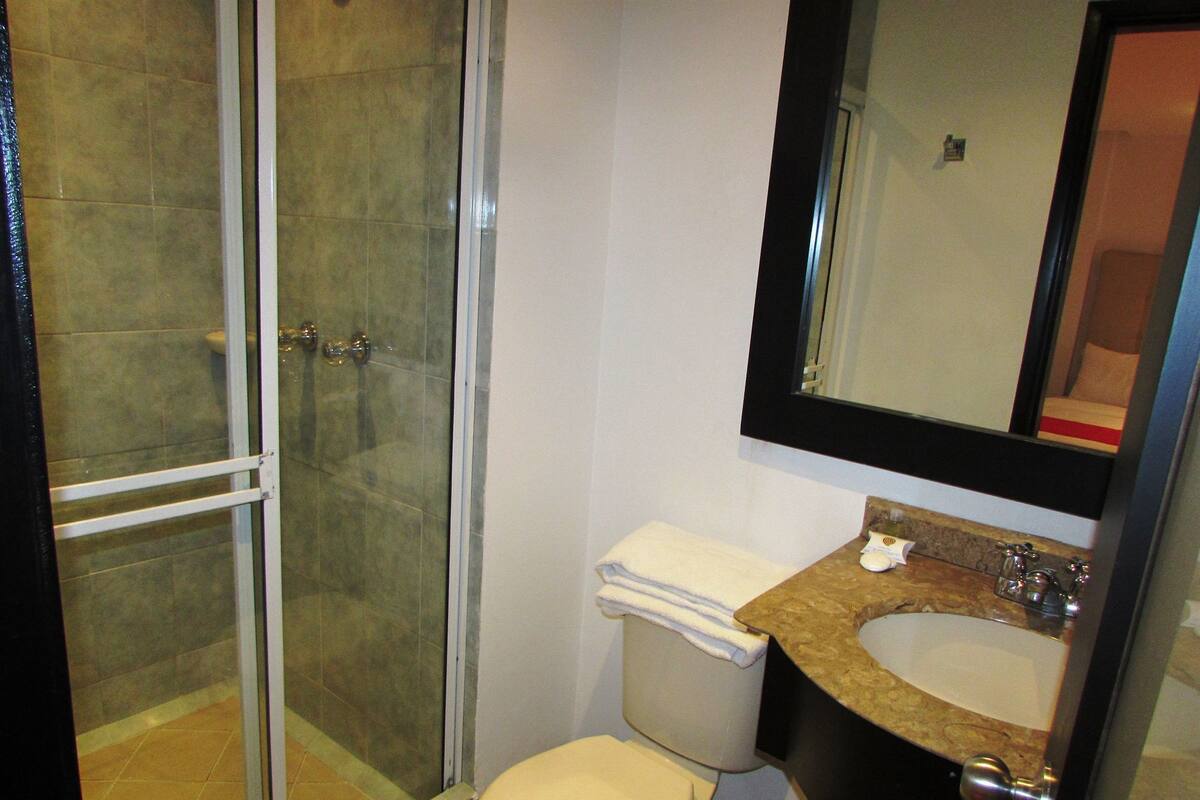 Shower, free toiletries, towels