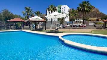 Alberca al aire libre, acceso de 10:00 a 22:00, y camastros