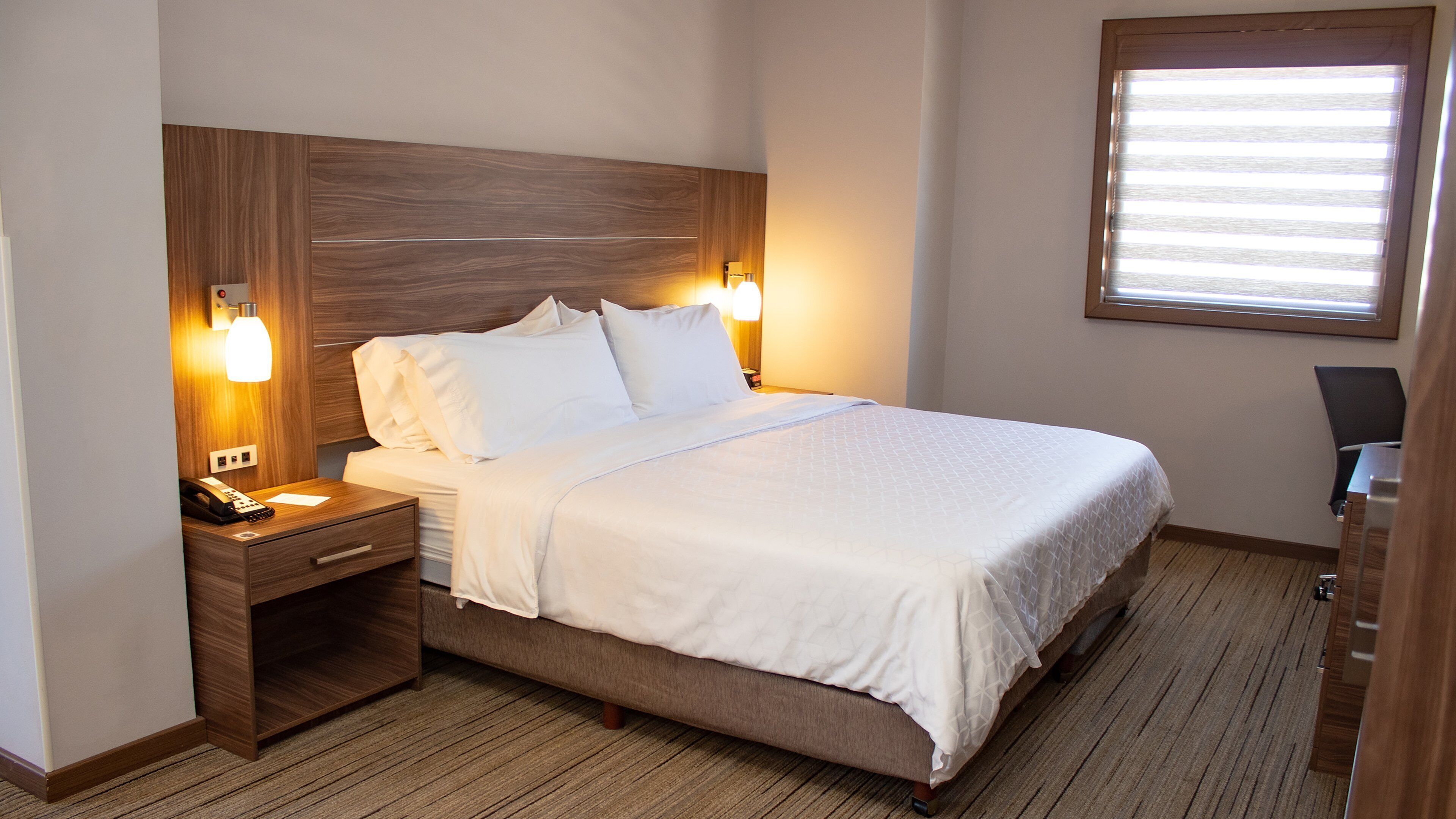Suite, 1 cama King size (Top Floor) | Ropa de cama de alta calidad y caja de seguridad en la habitación 