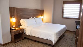 Suite, 1 cama King size (Top Floor) | Ropa de cama de alta calidad y caja de seguridad en la habitación