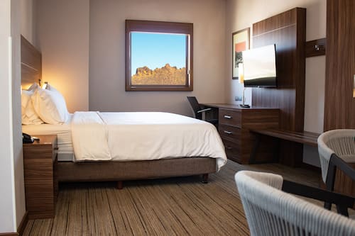 Suite, 1 cama King size (Top Floor) | Ropa de cama de alta calidad y caja de seguridad en la habitación