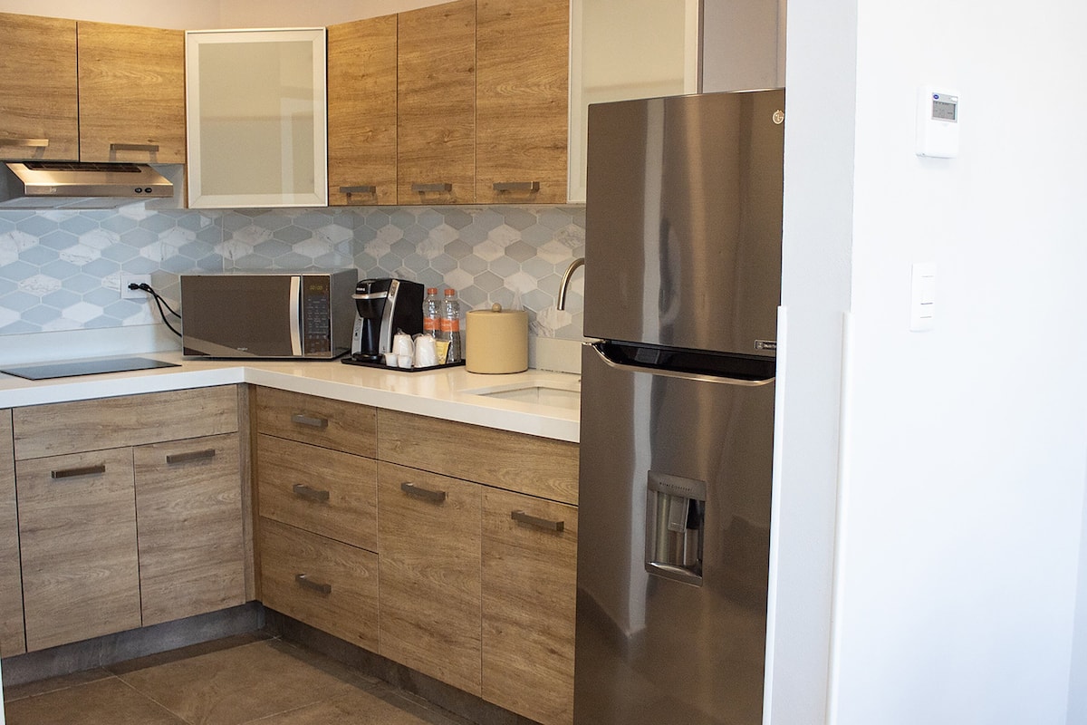 suite, 1 king bed (top floor) | 1 bedroom, premium bedding, in-room safe, desk