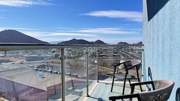 Phòng Suite, 1 giường cỡ king (Top Floor) | 1 phòng ngủ, bộ đồ giường cao cấp, két bảo mật tại phòng, bàn