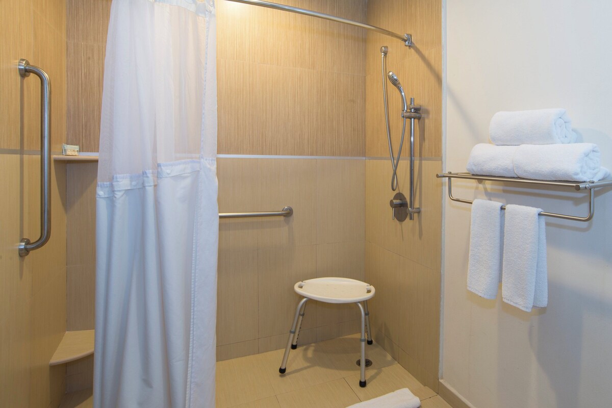 Quarto standard, 1 cama King, acessível | Roupas de cama premium, cofres nos quartos, escrivaninha