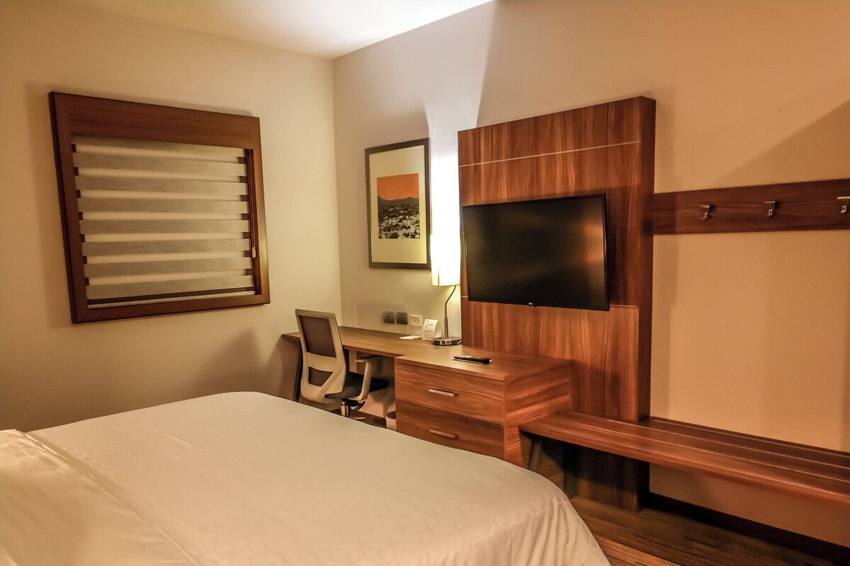 Roupas de cama premium, cofres nos quartos, escrivaninha