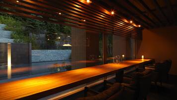 カクテルバー、ガーデン ビュー、毎日営業