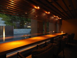 Bar de cocktails, con vista al jardín, abre todos los días