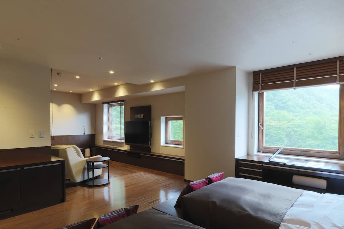1 bedroom, premium bedding, in-room safe, desk