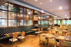 Déjeuner, dîner et souper servis sur place, vue sur le jardin 