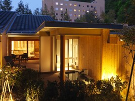 Ropa de cama de alta calidad y caja de seguridad en la habitación 