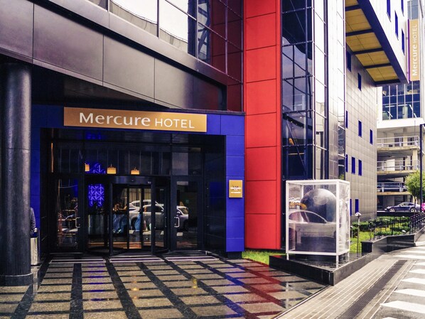 The exterior of the Mercure Hotel with a modern facade, a prominent entrance, and a clear view of the surrounding urban environment. - Mercure Kyiv Congress (Kyiv)