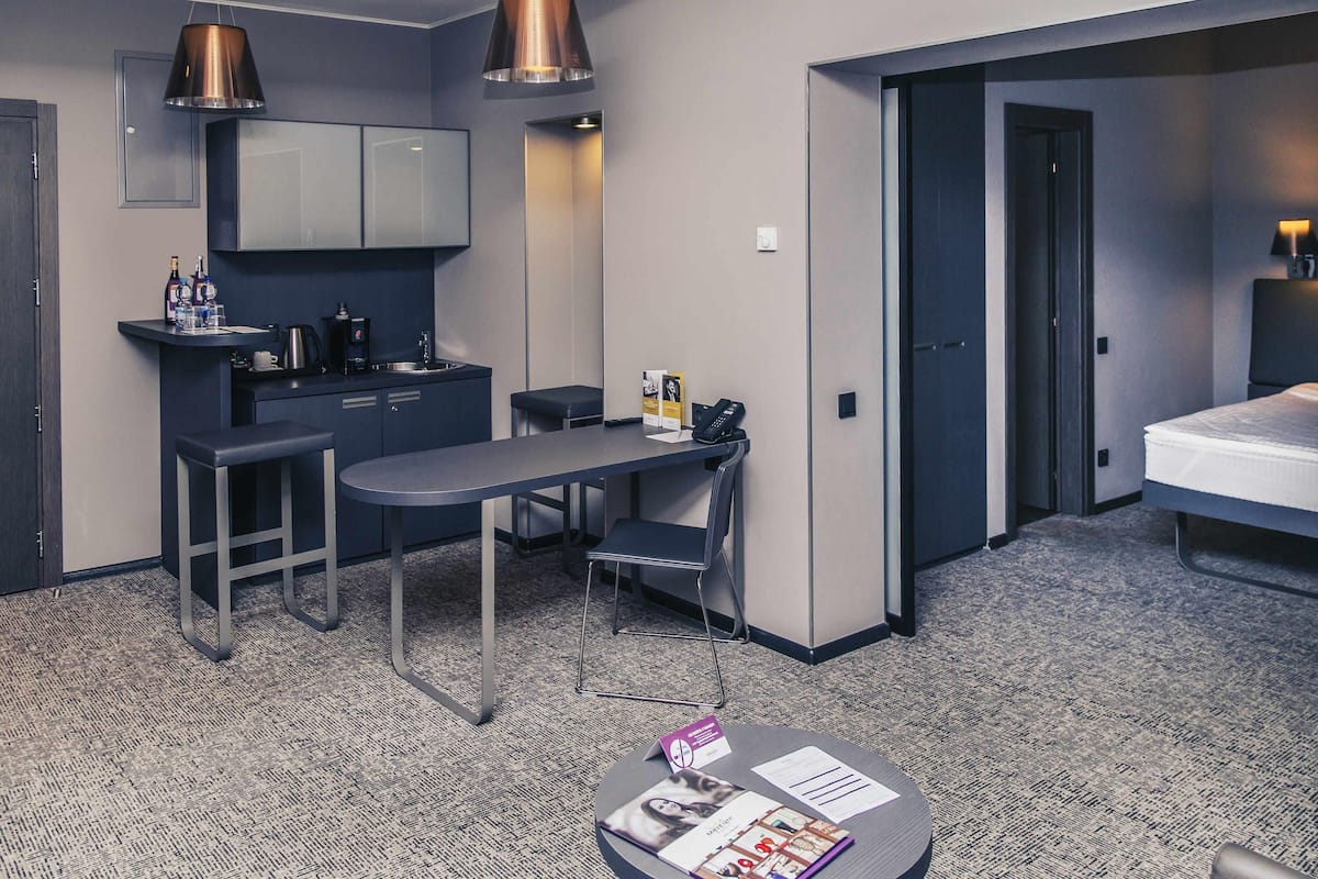 Ropa de cama hipoalergénica, colchones Select Comfort y minibar