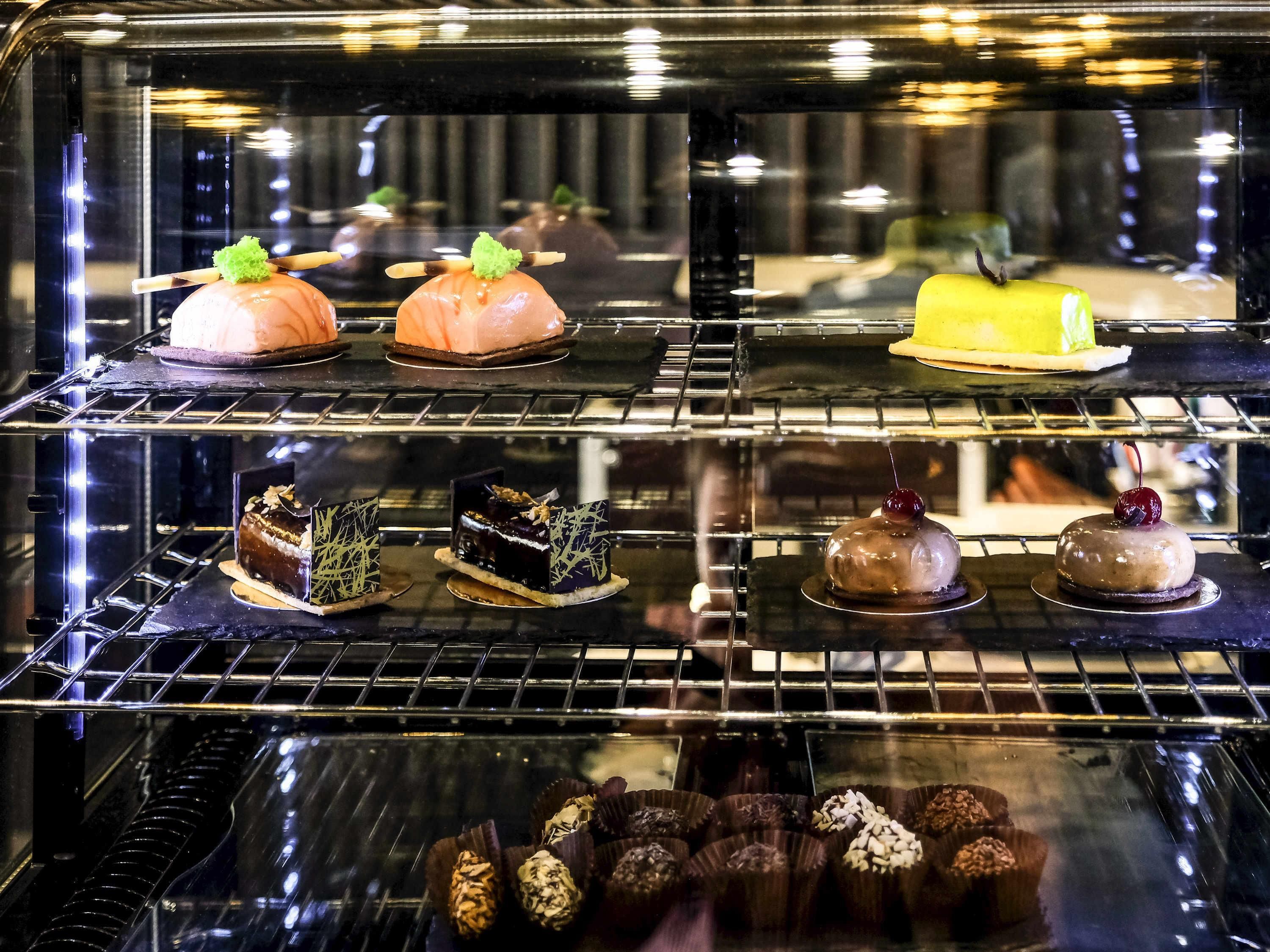 Une vitrine contenant divers desserts.